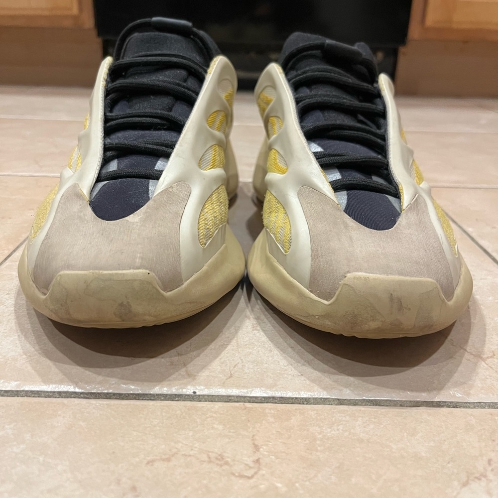 Yeezy 700 v3 safflower Men’s Size 10 Guc